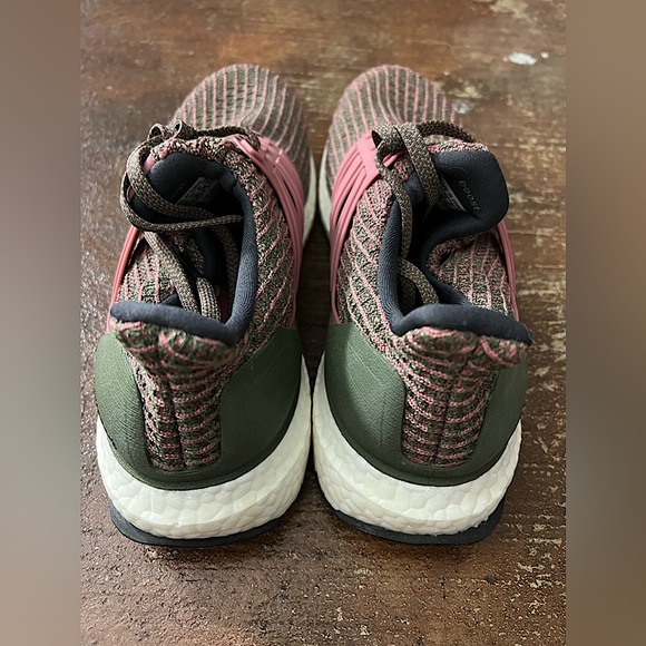 THE ADIDAS ULTRA BOOST 4.0 Olive and Pink - Never Worn - Picture 3 of 6